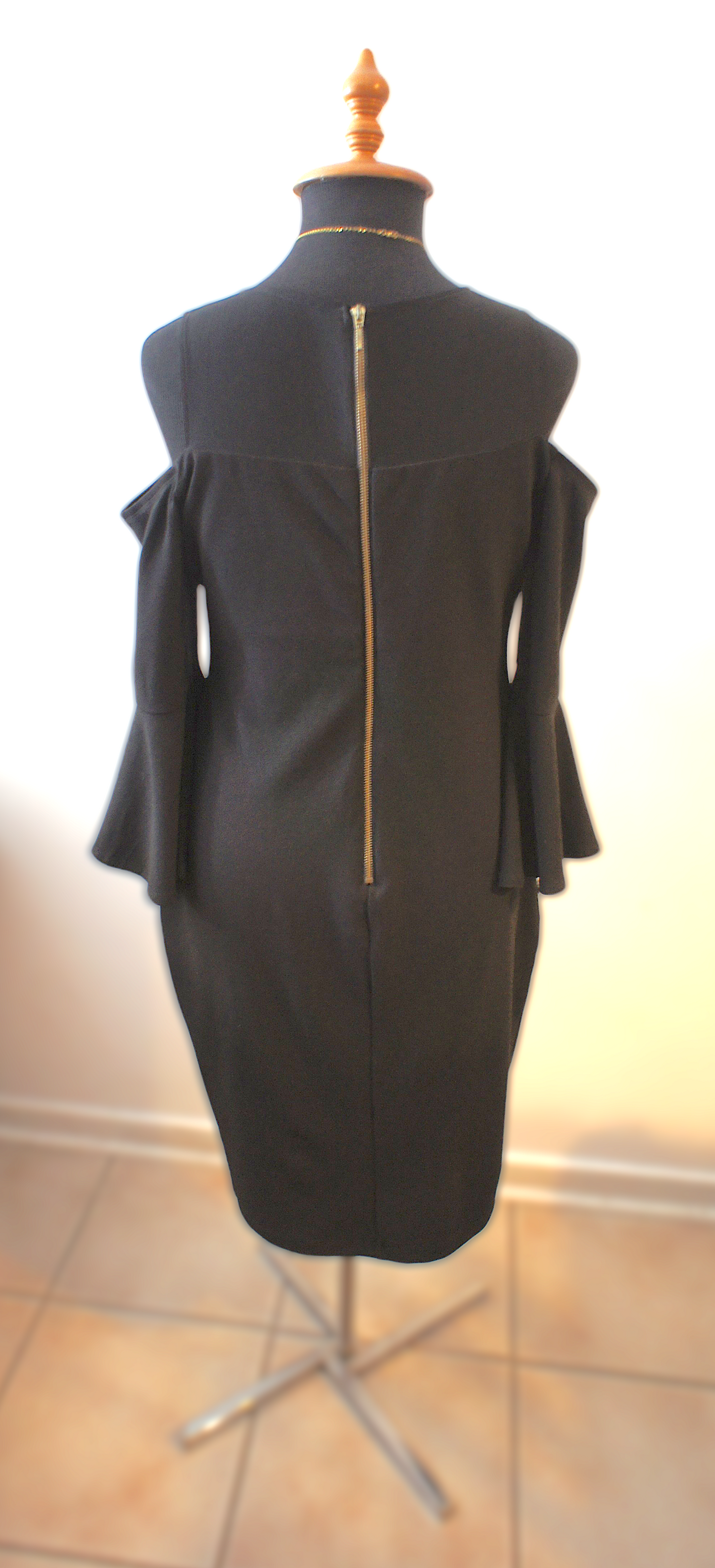Vestido de Noche Negro con Mangas